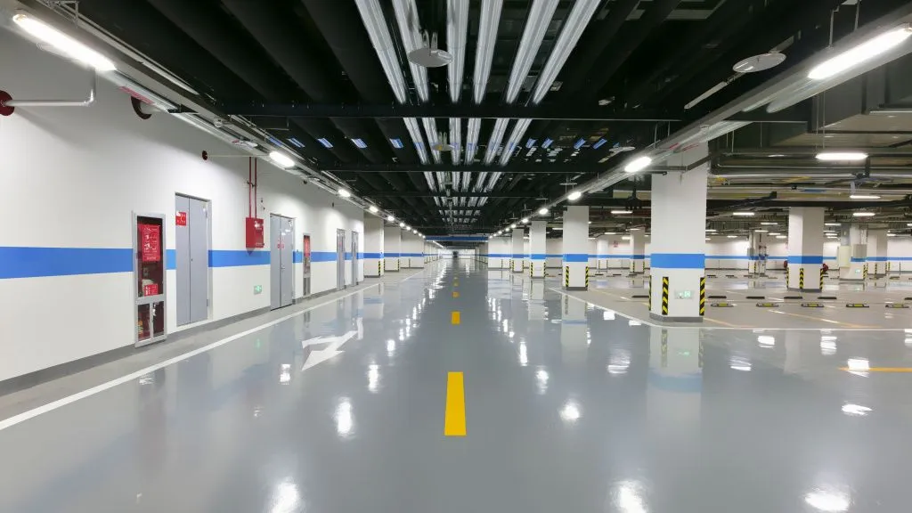 Brüt beton üzerinde aderans astarı ve sıva katmanları
